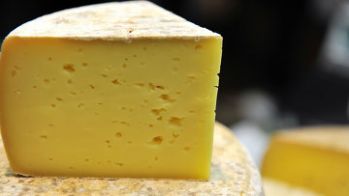 150 млн долларов потеряла Украина из-за "сырного спора" с Россией