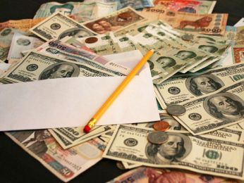 34,0395 рублей - официальный курс доллара на 4 июня 2012 года
