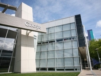 За 12,5 млрд долларов покупает корпорация Google компанию Motorola